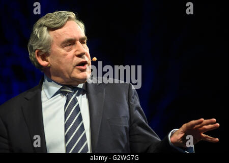 Hay-on-Wye, Wales, Regno Unito. Il 4 giugno 2016. Gordon Brown ex Primo Ministro britannico parlando sul palco a Hay Festival 2016 Credit: Jeff Morgan/Alamy Live News Foto Stock