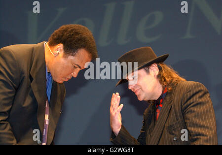 FILE - un file immagine datata 28 giugno 2002 ci mostra legenda boxe Muhammad Ali (L) e musicista tedesco Udo Lindenberg saluto ogni altro con sede a Riesa in Germania. Nato Cassio argilla, boxe leggenda Muhammad Ali, soprannominato 'il più grande, ' morì il 03 giugno 2016 a Phoenix, Arizona, Stati Uniti d'America, all'età di 74, una famiglia portavoce ha detto. Foto: Matthias Hiekel/dpa Foto Stock