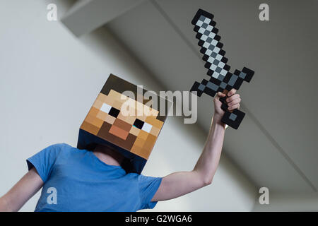 Hannover, Germania. 04 Giugno, 2016. Un uomo vestito come il personaggio di gioco del gioco per computer Minecraft pone alla MCM Comic Con di Hannover, Germania, 04 giugno 2016. Gli espositori, stelle e le ventole si riuniranno per l'evento che si terrà dal 04 al 05 giugno 2016. Foto: SEBASTIAN GOLLNOW/dpa/Alamy Live News Foto Stock