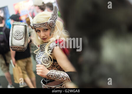 Hannover, Germania. 04 Giugno, 2016. Una Donna vestita come Marvel personaggio dei fumetti Thor pone alla MCM Comic Con di Hannover, Germania, 04 giugno 2016. Gli espositori, stelle e le ventole si riuniranno per l'evento che si terrà dal 04 al 05 giugno 2016. Foto: SEBASTIAN GOLLNOW/dpa/Alamy Live News Foto Stock