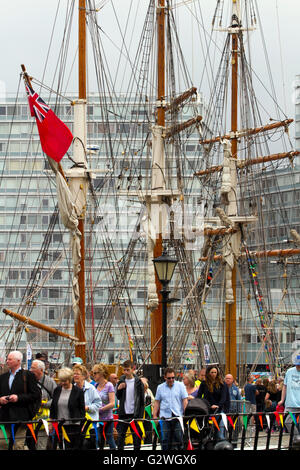 International Mersey River Festival, Liverpool, Merseyside. Il 4 giugno 2106. Migliaia di turisti visitano il magnifico tall ships essendo ospitata presso il fiume Mersey Festival in Liverpool. "Kaskelot', 'Kathleen & può', 'Phoenix' e 'Mforse" sono tutti visibili al pubblico. Gli enormi alberi & Rigging intricate dwarf i visitatori come essi ammirano la loro dimensione. Cernan Elias/Alamy Live News Foto Stock