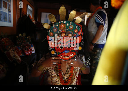 Lalitpur, Nepal. Il 4 giugno, 2016. Una persona Nepalese vestita come una divinità mette sulla sua maschera prima di eseguire un ballo in maschera in occasione del Bagh Bhairab festival che si celebra una volta in dodici anni di Patan Durbar Square, un sito patrimonio mondiale dell'UNESCO in Lalitpur, Nepal, Sabato 04 Giugno, 2016. Bagh Bhairab è anche conosciuta come la divinità custode di Kirtipur che è una delle più antiche comunità Newari insediamenti in Nepal. Credito: Skanda Gautam/ZUMA filo/Alamy Live News Foto Stock