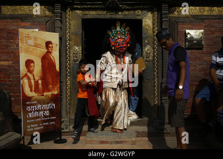 Lalitpur, Nepal. Il 4 giugno, 2016. Una persona Nepalese vestita come una divinità testa fuori da un santuario per eseguire un ballo in maschera in occasione del Bagh Bhairab festival che si celebra una volta in dodici anni di Patan Durbar Square, un sito patrimonio mondiale dell'UNESCO in Lalitpur, Nepal, Sabato 04 Giugno, 2016. Bagh Bhairab è anche conosciuta come la divinità custode di Kirtipur che è una delle più antiche comunità Newari insediamenti in Nepal. Credito: Skanda Gautam/ZUMA filo/Alamy Live News Foto Stock