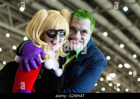 Hannover, Germania. 04 Giugno, 2016. La gente vestita come DC comic caratteri jolly (R) e Harley Quinn pongono al fumetto di MCM Con ad Hannover, Germania, 04 giugno 2016. Gli espositori, stelle e le ventole si riuniranno per l'evento che si terrà dal 04 al 05 giugno 2016. Foto: SEBASTIAN GOLLNOW/dpa/Alamy Live News Foto Stock