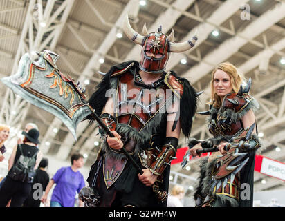 Hannover, Germania. 04 Giugno, 2016. La gente vestita come caos warrios dall'universo Warhammer pongono al fumetto di MCM Con ad Hannover, Germania, 04 giugno 2016. Gli espositori, stelle e le ventole si riuniranno per l'evento che si terrà dal 04 al 05 giugno 2016. Foto: SEBASTIAN GOLLNOW/dpa/Alamy Live News Foto Stock