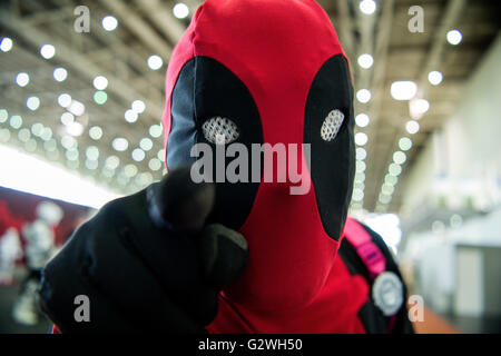 Hannover, Germania. 04 Giugno, 2016. Un uomo vestito da fumetto Marvel personaggio Deadpool pone alla MCM Comic Con di Hannover, Germania, 04 giugno 2016. Gli espositori, stelle e le ventole si riuniranno per l'evento che si terrà dal 04 al 05 giugno 2016. Foto: SEBASTIAN GOLLNOW/dpa/Alamy Live News Foto Stock