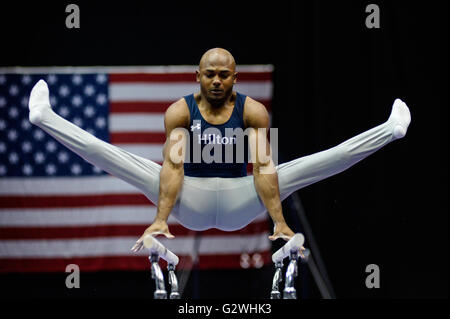 Hartford, Connecticut, Stati Uniti d'America. Il 3 giugno, 2016. JOHN OROZCO compete sulle barre parallele durante il primo giro di gara del P & G Campionati di ginnastica tenuto presso il centro di XL a Hartford, Connecticut. Credito: Amy Sanderson/ZUMA filo/Alamy Live News Foto Stock