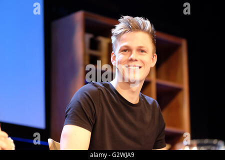 Festival di fieno, Wales, Regno Unito - Sabato 4 Giugno 2016 - Caspar Lee il giovane Youtube e social media sensazione sul palco per promuovere il suo nuovo libro chiamato Caspar Lee - il libro. Foto Stock