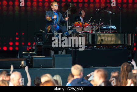 Uelzen, Germania. Il 3 giugno, 2016. Cantante britannico Sir Elton John performanti a Uelzen aprire R Festival di Uelzen, Germania, il 3 giugno 2016. È il suo unico concerto in Germania del nord. Foto: PHILIPP SCHULZE/DPA/Alamy Live News Foto Stock