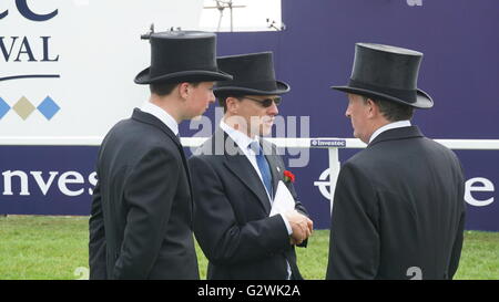 Epsom Downs, Surrey, Regno Unito. 03 Giugno, 2016. Trainer iconica Aidan O'Brien e Giuseppe suo figlio parla con client/proprietario Derreick Smith al 2016 Investec DERBY Credito: Motofoto/Alamy Live News Foto Stock