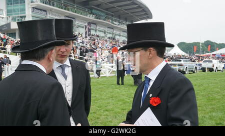 Epsom Downs, Surrey, Regno Unito. 03 Giugno, 2016. Trainer iconica Aidan O'Brien e Giuseppe suo figlio parla con client/proprietario Derreick Smith al 2016 Investec DERBY Credito: Motofoto/Alamy Live News Foto Stock