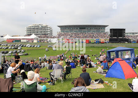 Epsom Downs, Surrey, Inghilterra, Regno Unito. Il 4 giugno 2016. Di scene colorate sulla Derby giorno presso la Epsom Downs Race Course, dove la famosa gara di piana la Investec Derby è la gara principale della giornata. Foto Stock