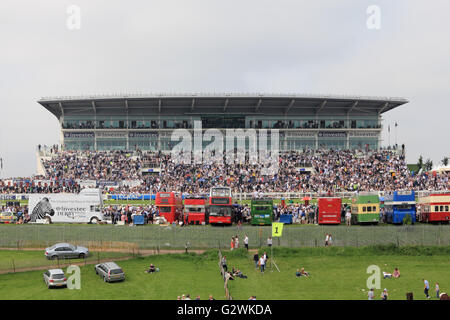 Epsom Downs, Surrey, Inghilterra, Regno Unito. Il 4 giugno 2016. Open deck bus davanti la tribuna sulla Derby giorno presso la Epsom Downs Race Course, dove la famosa gara di piana la Investec Derby è la gara principale della giornata. Foto Stock