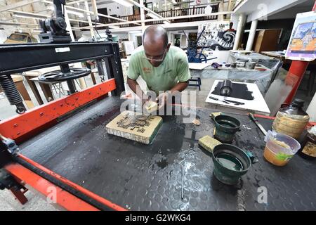 L'Avana, Havana, Cuba. 18 Maggio, 2016. Situato a l'Avana vecchia, El Taller Experimental de Gr''¡ficaÃ"La grafica sperimentale Studio fu fondata nel 1962 da murale artista Orlando Suarez con il supporto di Che Guevara, chi era il ministro dell'industria al momento. La realtà economica degli effetti del 56 Anno American blocco economico di Cuba è riflessa nella storica facciate di edifici antichi, automobili, e fatiscenti le condizioni di vita del popolo cubano Havana, Cuba, Maggio 2016.Gli Stati Uniti hanno imposto una commerciale, economico e finanziario, blocco contro Cuba su Ott. 19,1960 Foto Stock