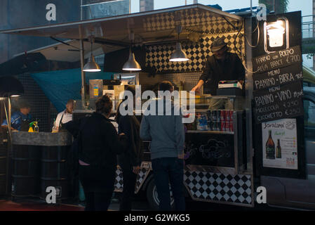 Torino, Italia-giugno 4: international street food, fiera dedicata dal cibo italiano e internazionale su strada al parco dora il 4 giugno a Torino,Italia Foto Stock