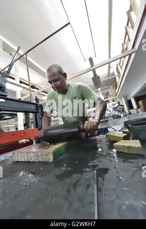 L'Avana, Havana, Cuba. 18 Maggio, 2016. Situato a l'Avana vecchia, El Taller Experimental de Gr''¡ficaÃ"La grafica sperimentale Studio fu fondata nel 1962 da murale artista Orlando Suarez con il supporto di Che Guevara, chi era il ministro dell'industria al momento. La realtà economica degli effetti del 56 Anno American blocco economico di Cuba è riflessa nella storica facciate di edifici antichi, automobili, e fatiscenti le condizioni di vita del popolo cubano Havana, Cuba, Maggio 2016.Gli Stati Uniti hanno imposto una commerciale, economico e finanziario, blocco contro Cuba su Ott. 19,1960 Foto Stock