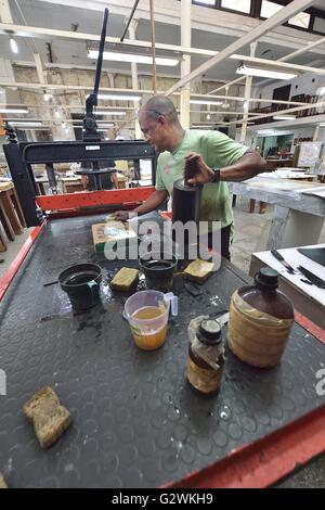 L'Avana, Havana, Cuba. 18 Maggio, 2016. Situato a l'Avana vecchia, El Taller Experimental de Gr''¡ficaÃ"La grafica sperimentale Studio fu fondata nel 1962 da murale artista Orlando Suarez con il supporto di Che Guevara, chi era il ministro dell'industria al momento. La realtà economica degli effetti del 56 Anno American blocco economico di Cuba è riflessa nella storica facciate di edifici antichi, automobili, e fatiscenti le condizioni di vita del popolo cubano Havana, Cuba, Maggio 2016.Gli Stati Uniti hanno imposto una commerciale, economico e finanziario, blocco contro Cuba su Ott. 19,1960 Foto Stock