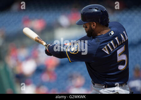 Philadelphia, Pennsylvania, USA. Il 4 giugno, 2016. Milwaukee Brewers shorstop Jonathan Villar (5) a bat durante la MLB gioco tra il Milwaukee Brewers e Philadelphia Phillies al Citizens Bank Park di Philadelphia, Pennsylvania. Christopher Szagola/CSM/Alamy Live News Foto Stock