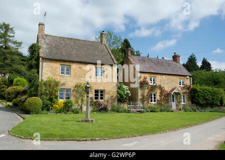 Cotswold cottage in pietra con rose rosse. Stanton, Cotswolds, Gloucestershire, Inghilterra Foto Stock