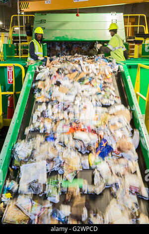 Southfield, Michigan - i materiali ReCommunity impianto di recupero, dove i materiali riciclabili sono ordinati e imballato. Foto Stock