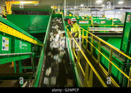 Southfield, Michigan - i materiali ReCommunity impianto di recupero, dove i materiali riciclabili sono ordinati e imballato. Foto Stock