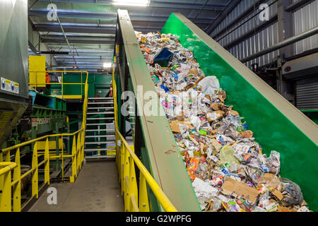 Southfield, Michigan - i materiali ReCommunity impianto di recupero, dove i materiali riciclabili sono ordinati e imballato. Foto Stock