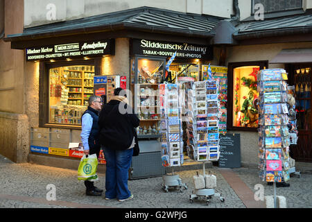 13.11.2015, Monaco di Baviera, Germania - Chiosco per Muenchener downtown. 0HD160104D024CAROEX.JPG - non per la vendita in G E R M A N Y, A U S T R I A, S W I T Z e R L A N D [modello di rilascio: NO, la proprietà di rilascio: NO, (c) caro agenzia fotografica / Dittrich, http://www.caro-images.com, info@carofoto.pl - Qualsiasi uso di questa immagine è soggetto a royalty!] Foto Stock