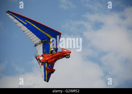 Velivolo ultraleggero sul cielo durante il turco associazione aria-THK dell'aria fest a Etimesgut Airport Foto Stock