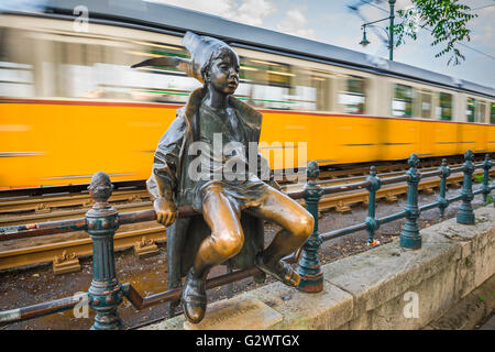 Statua della piccola principessa da Laszlo Marton accanto al terrapieno linea di tram in Vigado ter, una piazza in Belvaros distretto di Budapest. Foto Stock