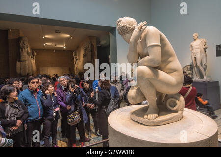 Gruppo turistico nel British Museum, tour guidato del Museo, Foto Stock