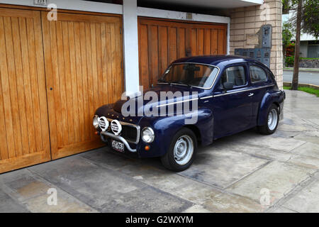 Classic Volvo PV544 parcheggiata fuori garage, Miraflores Lima, Perù Foto Stock