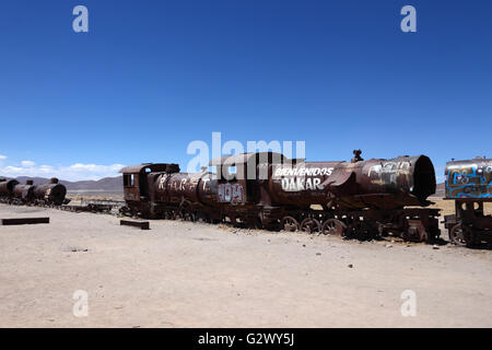 Il vecchio motore a vapore con Welcome Dakar graffiti dipinto su di esso, Uyuni treno cimitero, Bolivia Foto Stock