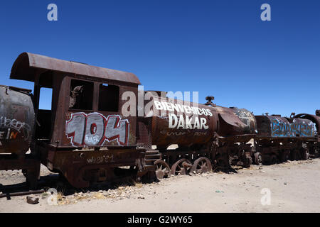 Il vecchio motore a vapore con Welcome Dakar graffiti dipinto su di esso, Uyuni treno cimitero, Bolivia Foto Stock