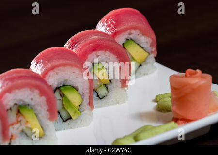 Presentato splendidamente e preparata di fresco Rotolo di tonno servita su una piastra bianca Foto Stock