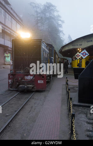 NDM6 locomotiva diesel di bolina Darjeeling Himalayan Railway Toy Train a Ghum stazione ferroviaria Foto Stock