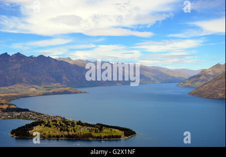 Vista panoramica di Queenstown e dintorni Mountain Range (il Remarkables) sul Lago glaciale di Wakatipu, Nuova Zelanda Foto Stock