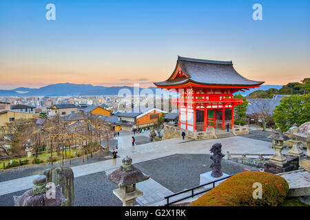 Kyoto, Giappone- Dicembre 31, 2015: Kiyomizu-dera è un indipendente tempio buddista nella parte orientale di Kyoto. Il tempio è parte della sua Foto Stock