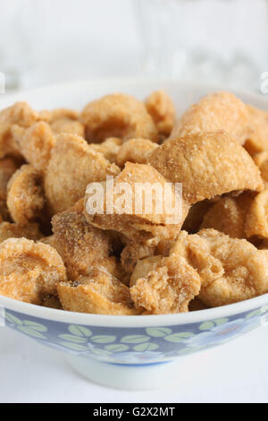 Scratchings di maiale fritti cotenne un popolare snack Foto Stock