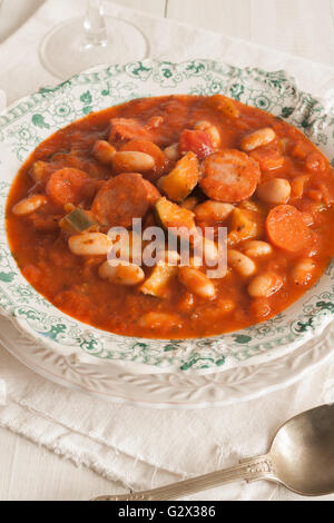 Toscana zuppa di fagioli fatta con fagioli cannellini zucchine e salsiccia italiana Foto Stock