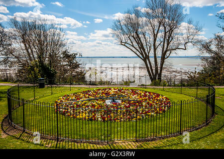 Giardino orologio su Clifton Terrace & Clifftown Parade sviluppi Vittoriano, la cima di una scogliera che si affaccia su posizione l'estuario del Tamigi Southend on Sea Essex Foto Stock