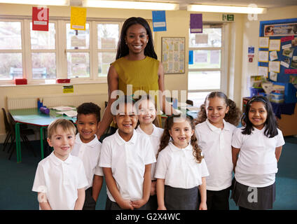 Ritratto di elementare gli alunni e gli insegnanti in classe Foto Stock