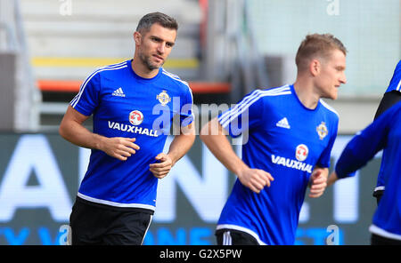 In Irlanda del Nord la Aaron Hughes durante una sessione di formazione presso l'Antona Malatinskeho Stadium, Trnava. Foto Stock