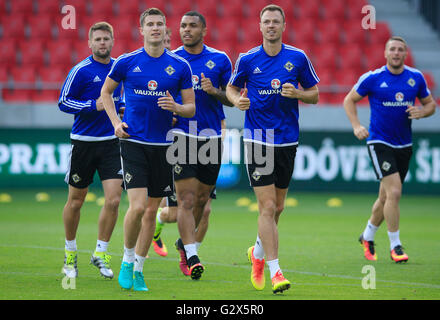 In Irlanda del Nord la Jonny Evans (centro destra) e Paddy McNair (centro sinistra) durante una sessione di formazione presso l'Antona Malatinskeho Stadium, Trnava. Foto Stock