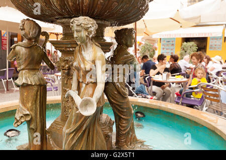 Fontana centrale e caffetterie, Estepona old town, Costa del Sol, Andalusia Spagna Foto Stock