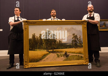 Londra, Regno Unito. Il 3 giugno 2016. Nella foto: al bordo della foresta di pini, 1897 da Ivan Shishkin, est. GBP 500,000-700,000. Sotheby's presente mette in evidenza dalla futura arte russa e contemporanea vendite est il 7 giugno 2016 a Londra. Foto Stock