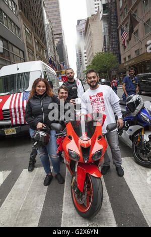 Fieri americani turco in marzo e guardare il bagno turco Parade di New York e il supporto mantenendo una Turchia democratica e paese laico. Foto Stock