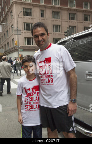 Padre e figlio in parata turco su Masdison Avenue in New York City. Foto Stock