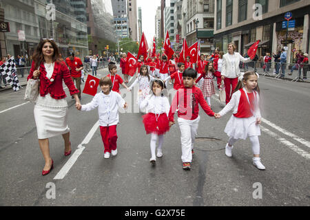 Fieri americani turco in marzo e guardare il bagno turco Parade di New York e il supporto mantenendo una Turchia democratica e paese laico. Gruppo scolastico marche in parata Foto Stock