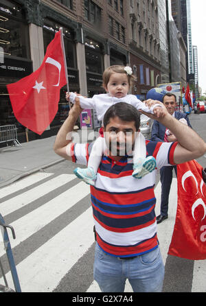 Fieri americani turco in marzo o guardare il bagno turco Parade di New York e il supporto mantenendo una Turchia democratica e paese laico. Foto Stock