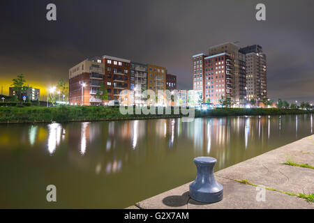 Vista su acqua per appartamenti residenziali 'de Elementen' durante la notte nei pressi del heemkanaal al Suburban Oosterheem, Zoetermeer, t Foto Stock